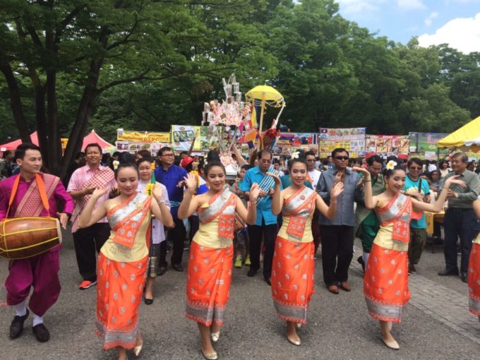 ラオスロケット祭りパレード